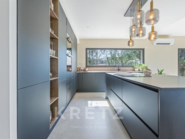 VILLA CONTEMPORAINE AVEC VUE IMPRENABLE SUR LE VILLAGE ET LA VALLÉE