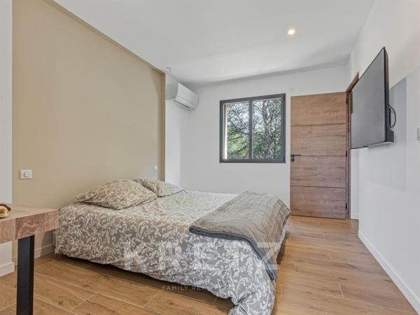 VILLA CONTEMPORAINE AVEC VUE IMPRENABLE SUR LE VILLAGE ET LA VALLÉE