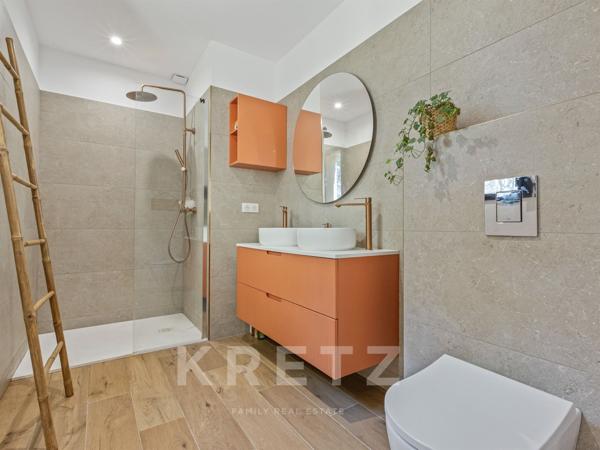 VILLA CONTEMPORAINE AVEC VUE IMPRENABLE SUR LE VILLAGE ET LA VALLÉE