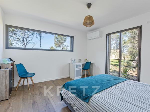 VILLA CONTEMPORAINE AVEC VUE IMPRENABLE SUR LE VILLAGE ET LA VALLÉE