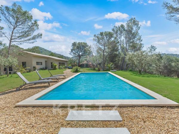 VILLA CONTEMPORAINE AVEC VUE IMPRENABLE SUR LE VILLAGE ET LA VALLÉE