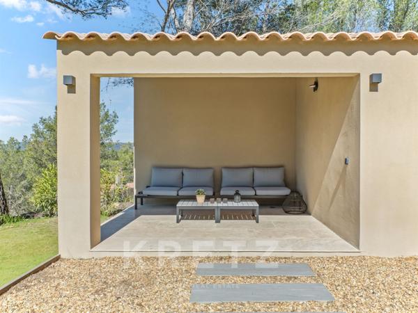 VILLA CONTEMPORAINE AVEC VUE IMPRENABLE SUR LE VILLAGE ET LA VALLÉE