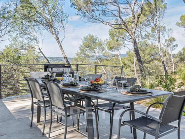 VILLA CONTEMPORAINE AVEC VUE IMPRENABLE SUR LE VILLAGE ET LA VALLÉE