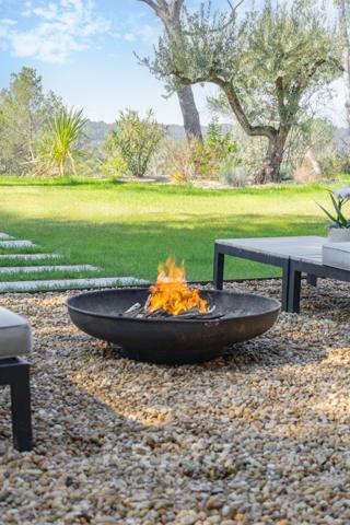 VILLA CONTEMPORAINE AVEC VUE IMPRENABLE SUR LE VILLAGE ET LA VALLÉE