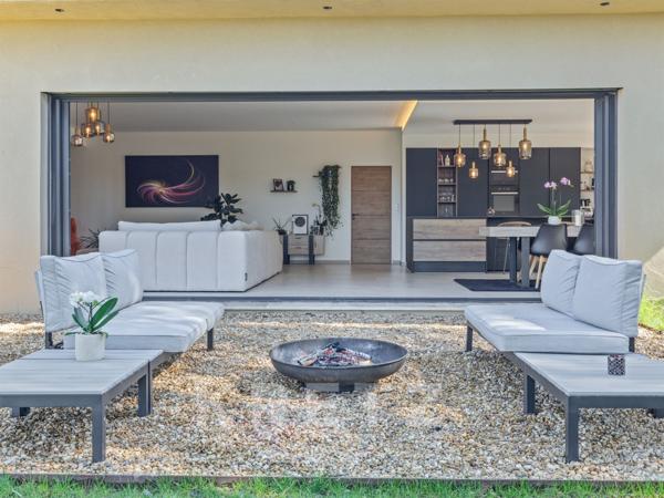 VILLA CONTEMPORAINE AVEC VUE IMPRENABLE SUR LE VILLAGE ET LA VALLÉE