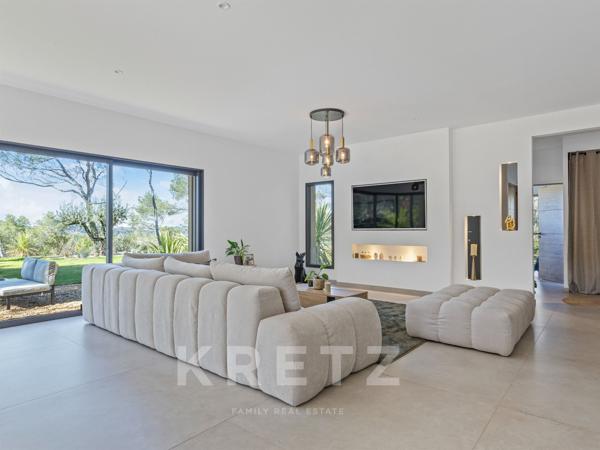 VILLA CONTEMPORAINE AVEC VUE IMPRENABLE SUR LE VILLAGE ET LA VALLÉE