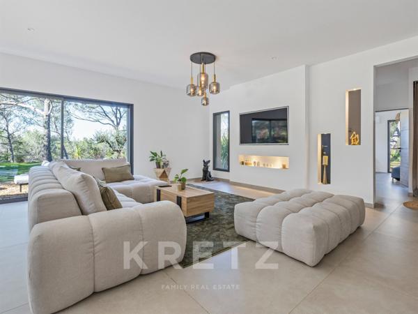 VILLA CONTEMPORAINE AVEC VUE IMPRENABLE SUR LE VILLAGE ET LA VALLÉE