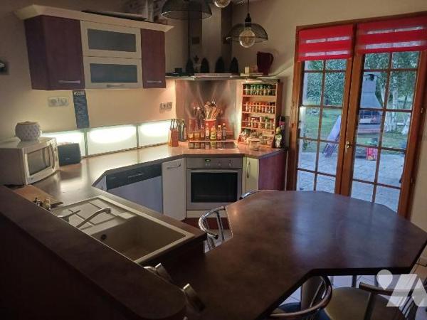 CHAMPVALLON, Maison d'habitation comprenant au rez-de-chaussée une entrée desservant un cabinet...