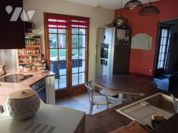 CHAMPVALLON, Maison d'habitation comprenant au rez-de-chaussée une entrée desservant un cabinet...