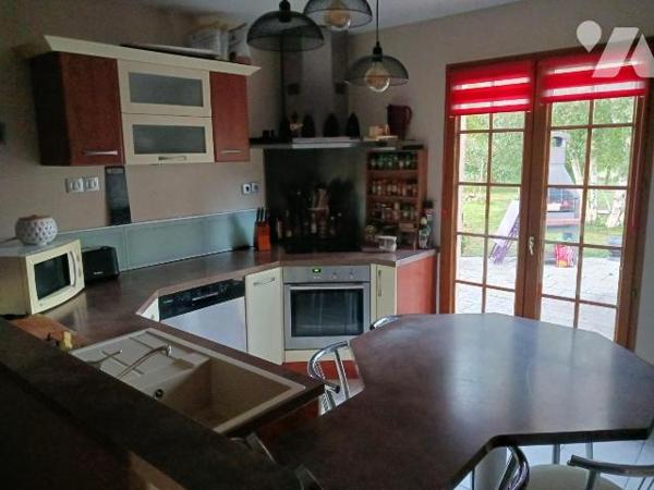 CHAMPVALLON, Maison d'habitation comprenant au rez-de-chaussée une entrée desservant un cabinet...