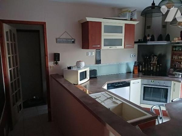 CHAMPVALLON, Maison d'habitation comprenant au rez-de-chaussée une entrée desservant un cabinet...