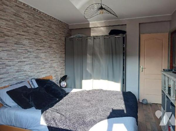 CHAMPVALLON, Maison d'habitation comprenant au rez-de-chaussée une entrée desservant un cabinet...