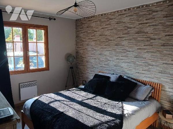 CHAMPVALLON, Maison d'habitation comprenant au rez-de-chaussée une entrée desservant un cabinet...