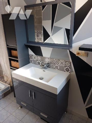 CHAMPVALLON, Maison d'habitation comprenant au rez-de-chaussée une entrée desservant un cabinet...