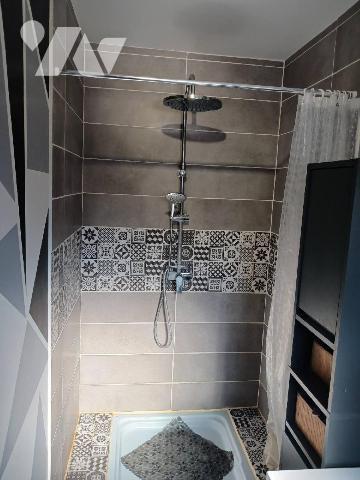 CHAMPVALLON, Maison d'habitation comprenant au rez-de-chaussée une entrée desservant un cabinet...