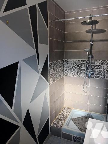 CHAMPVALLON, Maison d'habitation comprenant au rez-de-chaussée une entrée desservant un cabinet...