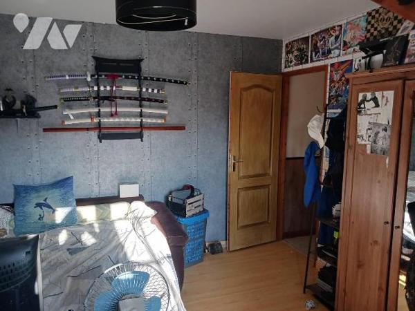 CHAMPVALLON, Maison d'habitation comprenant au rez-de-chaussée une entrée desservant un cabinet...