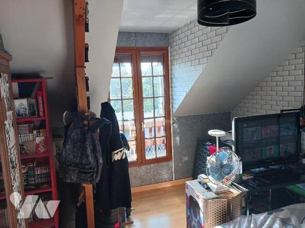 CHAMPVALLON, Maison d'habitation comprenant au rez-de-chaussée une entrée desservant un cabinet...