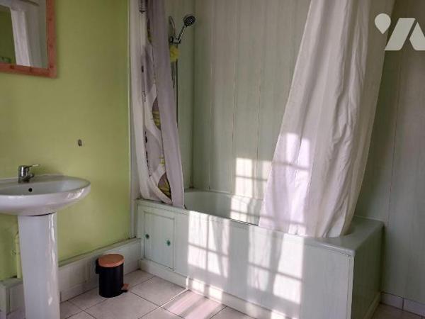 CHAMPVALLON, Maison d'habitation comprenant au rez-de-chaussée une entrée desservant un cabinet...