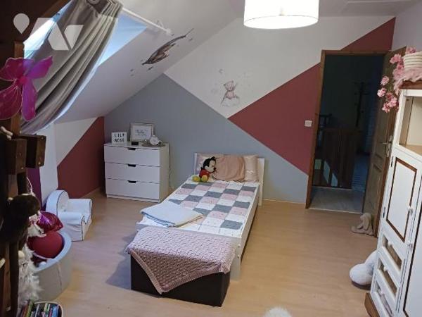 CHAMPVALLON, Maison d'habitation comprenant au rez-de-chaussée une entrée desservant un cabinet...