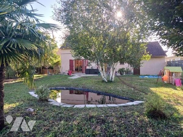 CHAMPVALLON, Maison d'habitation comprenant au rez-de-chaussée une entrée desservant un cabinet...