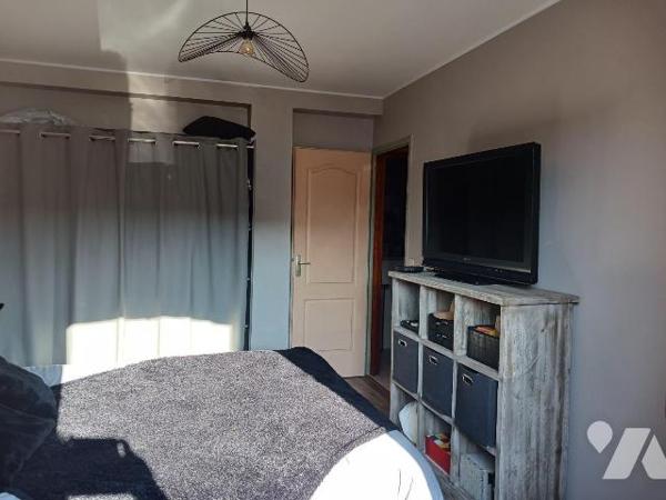 CHAMPVALLON, Maison d'habitation comprenant au rez-de-chaussée une entrée desservant un cabinet...