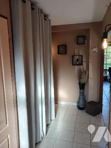 CHAMPVALLON, Maison d'habitation comprenant au rez-de-chaussée une entrée desservant un cabinet...