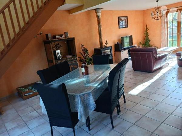 CHAMPVALLON, Maison d'habitation comprenant au rez-de-chaussée une entrée desservant un cabinet...