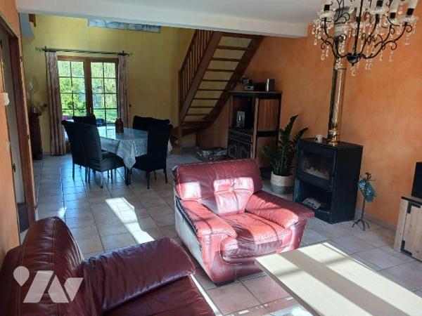 CHAMPVALLON, Maison d'habitation comprenant au rez-de-chaussée une entrée desservant un cabinet...