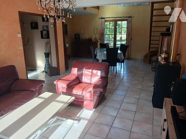 CHAMPVALLON, Maison d'habitation comprenant au rez-de-chaussée une entrée desservant un cabinet...