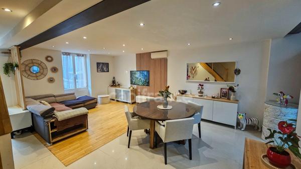 A vendre ETAMPES (91) . Maison en très bon état, 6 pièces, cave, cour et jardin clos.