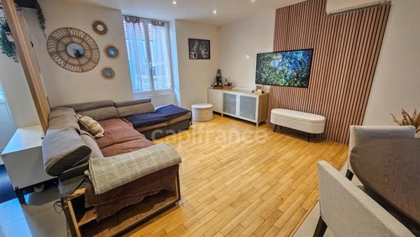 A vendre ETAMPES (91) . Maison en très bon état, 6 pièces, cave, cour et jardin clos.