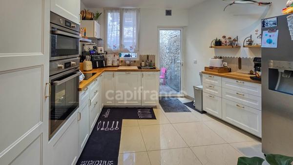 A vendre ETAMPES (91) . Maison en très bon état, 6 pièces, cave, cour et jardin clos.