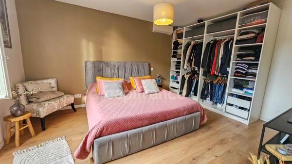 A vendre ETAMPES (91) . Maison en très bon état, 6 pièces, cave, cour et jardin clos.