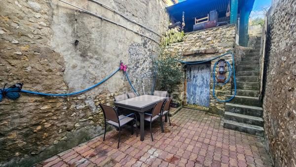 A vendre ETAMPES (91) . Maison en très bon état, 6 pièces, cave, cour et jardin clos.