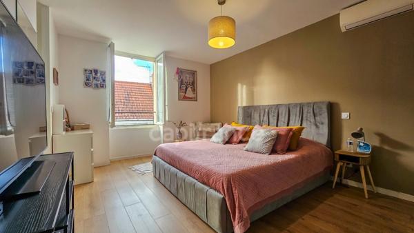 A vendre ETAMPES (91) . Maison en très bon état, 6 pièces, cave, cour et jardin clos.