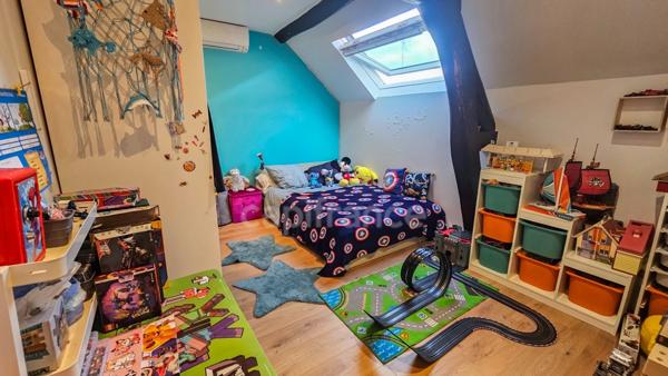 A vendre ETAMPES (91) . Maison en très bon état, 6 pièces, cave, cour et jardin clos.