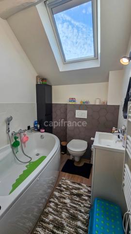 A vendre ETAMPES (91) . Maison en très bon état, 6 pièces, cave, cour et jardin clos.