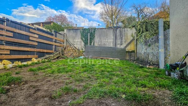 A vendre ETAMPES (91) . Maison en très bon état, 6 pièces, cave, cour et jardin clos.