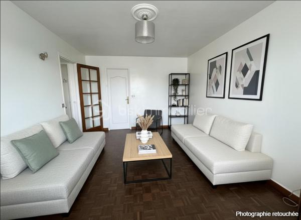 Je vous propose cet agréable appartement bien agencé de 42 m², situé en rez-de-chaussée d’une petite copropriété de quatre étages bien entretenue et sécurisée.

Dès l’entrée, vous apprécierez la clarté et la bonne distribution des pièces :

• Une entrée avec placard intégré
• Un beau séjour très lumineux avec porte fenêtre
• Cuisine spacieuse et fonctionnelle
• Chambre avec porte fenêtre
• Salle d’eau avec WC
• Nombreux rangements

Une place de parking privative extérieur vient compléter ce bien

À proximité immédiate des bus, de la future ligne 17 et des principaux axes routiers, l’emplacement offre des déplacements rapides vers Paris et ses environs. 
Le secteur bénéficie d’une dynamique de développement particulièrement forte.

Idéal pour un premier achat ou un investissement locatif, dans une zone en pleine évolution.

Un bien rare, avec un réel potentiel de valorisation.

Travaux à prévoir et mise en valeur de votre intérieur :
Avec mon équipe de Home-Staging, je vous accompagne pour valoriser votre intérieur et révéler tout son potentiel, comme sur les visuels présentés.

À noter : grâce au nouveau mode de calcul du DPE et à quelques travaux d’amélioration énergétique, ce bien présente un réel potentiel d’optimisation pouvant permettre de gagner jusqu’à deux classes énergétiques.

Prix attractif en conséquence.

Les + du bien

Petite copropriété bien entretenue et sécurisée
Belle luminosité naturelle
Idéal 1er achat ou investissement locatif à fort rendement
Emplacement stratégique, en plein essor, à proximité immédiate de Paris
DPE F potentiel de gain jusqu’à deux classes énergétiques après travaux

Contactez-moi pour une visite ou tout renseignement: 06 32 93 56 87
--------------———————------------------------------------------------------------------------------------------------
Selon l’article L.561.5 du Code Monétaire et Financier, pour l’organisation de la visite, la présentation d’une pièce d’identité vous sera demandée.