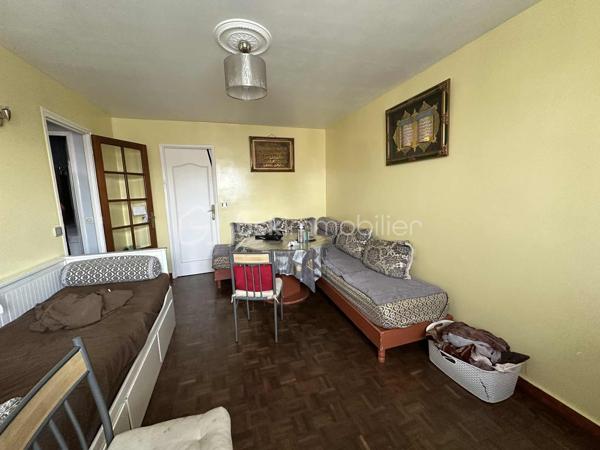 Je vous propose cet agréable appartement bien agencé de 42 m², situé en rez-de-chaussée d’une petite copropriété de quatre étages bien entretenue et sécurisée.

Dès l’entrée, vous apprécierez la clarté et la bonne distribution des pièces :

• Une entrée avec placard intégré
• Un beau séjour très lumineux avec porte fenêtre
• Cuisine spacieuse et fonctionnelle
• Chambre avec porte fenêtre
• Salle d’eau avec WC
• Nombreux rangements

Une place de parking privative extérieur vient compléter ce bien

À proximité immédiate des bus, de la future ligne 17 et des principaux axes routiers, l’emplacement offre des déplacements rapides vers Paris et ses environs. 
Le secteur bénéficie d’une dynamique de développement particulièrement forte.

Idéal pour un premier achat ou un investissement locatif, dans une zone en pleine évolution.

Un bien rare, avec un réel potentiel de valorisation.

Travaux à prévoir et mise en valeur de votre intérieur :
Avec mon équipe de Home-Staging, je vous accompagne pour valoriser votre intérieur et révéler tout son potentiel, comme sur les visuels présentés.

À noter : grâce au nouveau mode de calcul du DPE et à quelques travaux d’amélioration énergétique, ce bien présente un réel potentiel d’optimisation pouvant permettre de gagner jusqu’à deux classes énergétiques.

Prix attractif en conséquence.

Les + du bien

Petite copropriété bien entretenue et sécurisée
Belle luminosité naturelle
Idéal 1er achat ou investissement locatif à fort rendement
Emplacement stratégique, en plein essor, à proximité immédiate de Paris
DPE F potentiel de gain jusqu’à deux classes énergétiques après travaux

Contactez-moi pour une visite ou tout renseignement: 06 32 93 56 87
--------------———————------------------------------------------------------------------------------------------------
Selon l’article L.561.5 du Code Monétaire et Financier, pour l’organisation de la visite, la présentation d’une pièce d’identité vous sera demandée.
