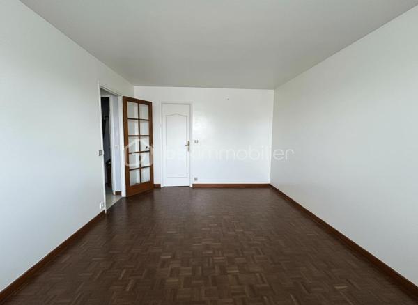 Je vous propose cet agréable appartement bien agencé de 42 m², situé en rez-de-chaussée d’une petite copropriété de quatre étages bien entretenue et sécurisée.

Dès l’entrée, vous apprécierez la clarté et la bonne distribution des pièces :

• Une entrée avec placard intégré
• Un beau séjour très lumineux avec porte fenêtre
• Cuisine spacieuse et fonctionnelle
• Chambre avec porte fenêtre
• Salle d’eau avec WC
• Nombreux rangements

Une place de parking privative extérieur vient compléter ce bien

À proximité immédiate des bus, de la future ligne 17 et des principaux axes routiers, l’emplacement offre des déplacements rapides vers Paris et ses environs. 
Le secteur bénéficie d’une dynamique de développement particulièrement forte.

Idéal pour un premier achat ou un investissement locatif, dans une zone en pleine évolution.

Un bien rare, avec un réel potentiel de valorisation.

Travaux à prévoir et mise en valeur de votre intérieur :
Avec mon équipe de Home-Staging, je vous accompagne pour valoriser votre intérieur et révéler tout son potentiel, comme sur les visuels présentés.

À noter : grâce au nouveau mode de calcul du DPE et à quelques travaux d’amélioration énergétique, ce bien présente un réel potentiel d’optimisation pouvant permettre de gagner jusqu’à deux classes énergétiques.

Prix attractif en conséquence.

Les + du bien

Petite copropriété bien entretenue et sécurisée
Belle luminosité naturelle
Idéal 1er achat ou investissement locatif à fort rendement
Emplacement stratégique, en plein essor, à proximité immédiate de Paris
DPE F potentiel de gain jusqu’à deux classes énergétiques après travaux

Contactez-moi pour une visite ou tout renseignement: 06 32 93 56 87
--------------———————------------------------------------------------------------------------------------------------
Selon l’article L.561.5 du Code Monétaire et Financier, pour l’organisation de la visite, la présentation d’une pièce d’identité vous sera demandée.