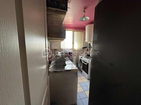 Je vous propose cet agréable appartement bien agencé de 42 m², situé en rez-de-chaussée d’une petite copropriété de quatre étages bien entretenue et sécurisée.

Dès l’entrée, vous apprécierez la clarté et la bonne distribution des pièces :

• Une entrée avec placard intégré
• Un beau séjour très lumineux avec porte fenêtre
• Cuisine spacieuse et fonctionnelle
• Chambre avec porte fenêtre
• Salle d’eau avec WC
• Nombreux rangements

Une place de parking privative extérieur vient compléter ce bien

À proximité immédiate des bus, de la future ligne 17 et des principaux axes routiers, l’emplacement offre des déplacements rapides vers Paris et ses environs. 
Le secteur bénéficie d’une dynamique de développement particulièrement forte.

Idéal pour un premier achat ou un investissement locatif, dans une zone en pleine évolution.

Un bien rare, avec un réel potentiel de valorisation.

Travaux à prévoir et mise en valeur de votre intérieur :
Avec mon équipe de Home-Staging, je vous accompagne pour valoriser votre intérieur et révéler tout son potentiel, comme sur les visuels présentés.

À noter : grâce au nouveau mode de calcul du DPE et à quelques travaux d’amélioration énergétique, ce bien présente un réel potentiel d’optimisation pouvant permettre de gagner jusqu’à deux classes énergétiques.

Prix attractif en conséquence.

Les + du bien

Petite copropriété bien entretenue et sécurisée
Belle luminosité naturelle
Idéal 1er achat ou investissement locatif à fort rendement
Emplacement stratégique, en plein essor, à proximité immédiate de Paris
DPE F potentiel de gain jusqu’à deux classes énergétiques après travaux

Contactez-moi pour une visite ou tout renseignement: 06 32 93 56 87
--------------———————------------------------------------------------------------------------------------------------
Selon l’article L.561.5 du Code Monétaire et Financier, pour l’organisation de la visite, la présentation d’une pièce d’identité vous sera demandée.