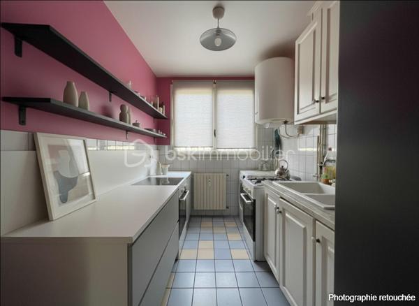 Je vous propose cet agréable appartement bien agencé de 42 m², situé en rez-de-chaussée d’une petite copropriété de quatre étages bien entretenue et sécurisée.

Dès l’entrée, vous apprécierez la clarté et la bonne distribution des pièces :

• Une entrée avec placard intégré
• Un beau séjour très lumineux avec porte fenêtre
• Cuisine spacieuse et fonctionnelle
• Chambre avec porte fenêtre
• Salle d’eau avec WC
• Nombreux rangements

Une place de parking privative extérieur vient compléter ce bien

À proximité immédiate des bus, de la future ligne 17 et des principaux axes routiers, l’emplacement offre des déplacements rapides vers Paris et ses environs. 
Le secteur bénéficie d’une dynamique de développement particulièrement forte.

Idéal pour un premier achat ou un investissement locatif, dans une zone en pleine évolution.

Un bien rare, avec un réel potentiel de valorisation.

Travaux à prévoir et mise en valeur de votre intérieur :
Avec mon équipe de Home-Staging, je vous accompagne pour valoriser votre intérieur et révéler tout son potentiel, comme sur les visuels présentés.

À noter : grâce au nouveau mode de calcul du DPE et à quelques travaux d’amélioration énergétique, ce bien présente un réel potentiel d’optimisation pouvant permettre de gagner jusqu’à deux classes énergétiques.

Prix attractif en conséquence.

Les + du bien

Petite copropriété bien entretenue et sécurisée
Belle luminosité naturelle
Idéal 1er achat ou investissement locatif à fort rendement
Emplacement stratégique, en plein essor, à proximité immédiate de Paris
DPE F potentiel de gain jusqu’à deux classes énergétiques après travaux

Contactez-moi pour une visite ou tout renseignement: 06 32 93 56 87
--------------———————------------------------------------------------------------------------------------------------
Selon l’article L.561.5 du Code Monétaire et Financier, pour l’organisation de la visite, la présentation d’une pièce d’identité vous sera demandée.