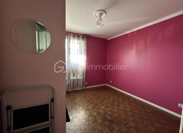 Je vous propose cet agréable appartement bien agencé de 42 m², situé en rez-de-chaussée d’une petite copropriété de quatre étages bien entretenue et sécurisée.

Dès l’entrée, vous apprécierez la clarté et la bonne distribution des pièces :

• Une entrée avec placard intégré
• Un beau séjour très lumineux avec porte fenêtre
• Cuisine spacieuse et fonctionnelle
• Chambre avec porte fenêtre
• Salle d’eau avec WC
• Nombreux rangements

Une place de parking privative extérieur vient compléter ce bien

À proximité immédiate des bus, de la future ligne 17 et des principaux axes routiers, l’emplacement offre des déplacements rapides vers Paris et ses environs. 
Le secteur bénéficie d’une dynamique de développement particulièrement forte.

Idéal pour un premier achat ou un investissement locatif, dans une zone en pleine évolution.

Un bien rare, avec un réel potentiel de valorisation.

Travaux à prévoir et mise en valeur de votre intérieur :
Avec mon équipe de Home-Staging, je vous accompagne pour valoriser votre intérieur et révéler tout son potentiel, comme sur les visuels présentés.

À noter : grâce au nouveau mode de calcul du DPE et à quelques travaux d’amélioration énergétique, ce bien présente un réel potentiel d’optimisation pouvant permettre de gagner jusqu’à deux classes énergétiques.

Prix attractif en conséquence.

Les + du bien

Petite copropriété bien entretenue et sécurisée
Belle luminosité naturelle
Idéal 1er achat ou investissement locatif à fort rendement
Emplacement stratégique, en plein essor, à proximité immédiate de Paris
DPE F potentiel de gain jusqu’à deux classes énergétiques après travaux

Contactez-moi pour une visite ou tout renseignement: 06 32 93 56 87
--------------———————------------------------------------------------------------------------------------------------
Selon l’article L.561.5 du Code Monétaire et Financier, pour l’organisation de la visite, la présentation d’une pièce d’identité vous sera demandée.