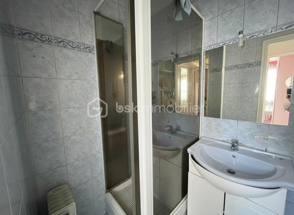 Je vous propose cet agréable appartement bien agencé de 42 m², situé en rez-de-chaussée d’une petite copropriété de quatre étages bien entretenue et sécurisée.

Dès l’entrée, vous apprécierez la clarté et la bonne distribution des pièces :

• Une entrée avec placard intégré
• Un beau séjour très lumineux avec porte fenêtre
• Cuisine spacieuse et fonctionnelle
• Chambre avec porte fenêtre
• Salle d’eau avec WC
• Nombreux rangements

Une place de parking privative extérieur vient compléter ce bien

À proximité immédiate des bus, de la future ligne 17 et des principaux axes routiers, l’emplacement offre des déplacements rapides vers Paris et ses environs. 
Le secteur bénéficie d’une dynamique de développement particulièrement forte.

Idéal pour un premier achat ou un investissement locatif, dans une zone en pleine évolution.

Un bien rare, avec un réel potentiel de valorisation.

Travaux à prévoir et mise en valeur de votre intérieur :
Avec mon équipe de Home-Staging, je vous accompagne pour valoriser votre intérieur et révéler tout son potentiel, comme sur les visuels présentés.

À noter : grâce au nouveau mode de calcul du DPE et à quelques travaux d’amélioration énergétique, ce bien présente un réel potentiel d’optimisation pouvant permettre de gagner jusqu’à deux classes énergétiques.

Prix attractif en conséquence.

Les + du bien

Petite copropriété bien entretenue et sécurisée
Belle luminosité naturelle
Idéal 1er achat ou investissement locatif à fort rendement
Emplacement stratégique, en plein essor, à proximité immédiate de Paris
DPE F potentiel de gain jusqu’à deux classes énergétiques après travaux

Contactez-moi pour une visite ou tout renseignement: 06 32 93 56 87
--------------———————------------------------------------------------------------------------------------------------
Selon l’article L.561.5 du Code Monétaire et Financier, pour l’organisation de la visite, la présentation d’une pièce d’identité vous sera demandée.