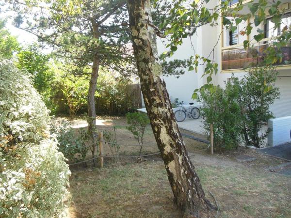 Appartement 2 pièces avec jardin terrasse et garage proche Marché