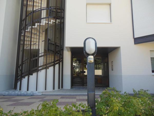Appartement 2 pièces avec jardin terrasse et garage proche Marché