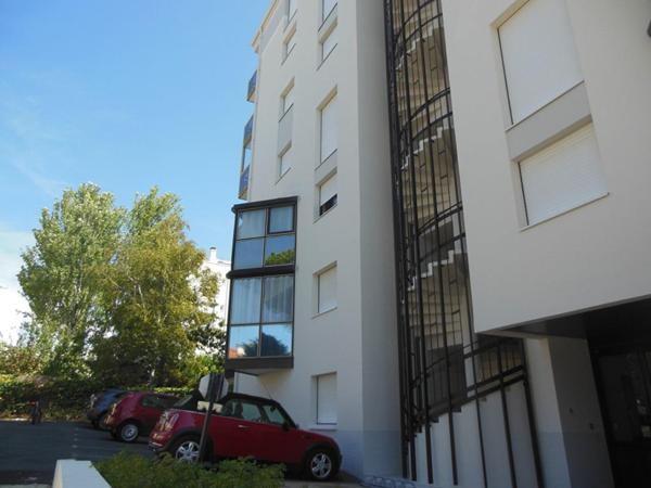 Appartement 2 pièces avec jardin terrasse et garage proche Marché