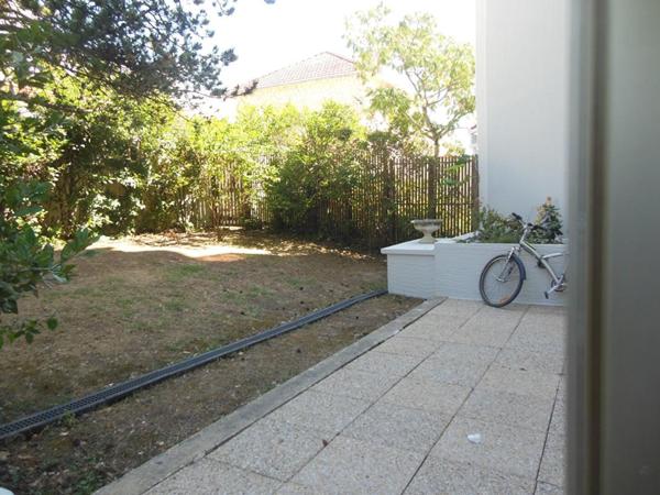 Appartement 2 pièces avec jardin terrasse et garage proche Marché